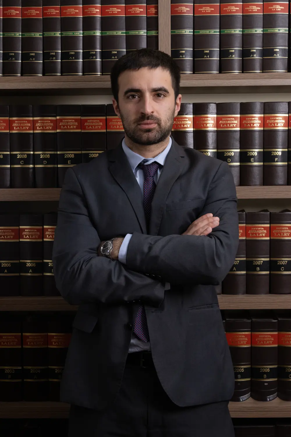 Bruno Meucci, abogado laboralista en Rosario, frente a la biblioteca del estudio